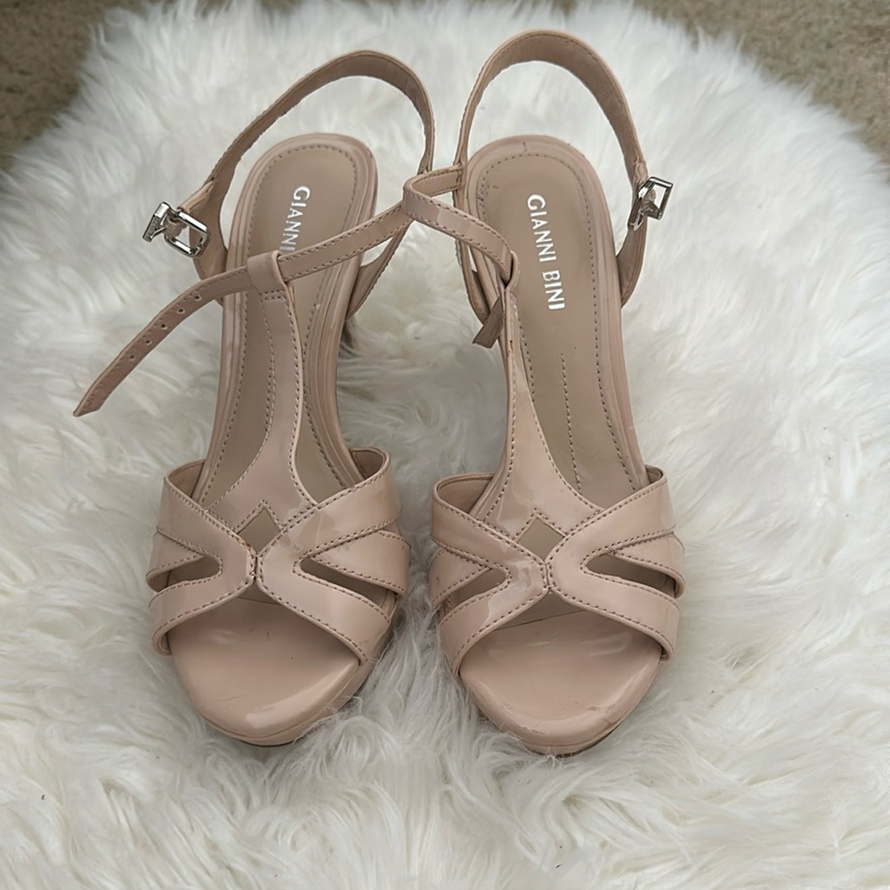 Tan heels, size 6 brand Gianni Bini